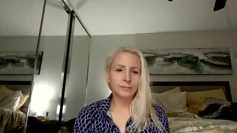 Snapshot of vivians_roses chatting on July 2, 3:40 pm Vivians Roses online show from July 2, 3:40 pm