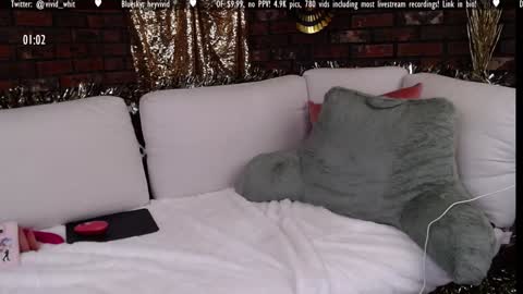 Snapshot of vivid_whit chatting on January 7, 4:18 am Whitney online show from January 7, 4:18 am