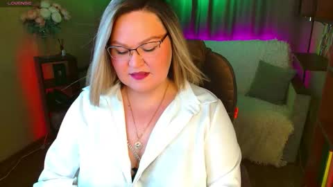 Snapshot of vivien__wet chatting on November 22, 4:06 pm Vivien online show from November 22, 4:06 pm