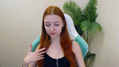 Snapshot of vivien_leight chatting on February 18, 6:37 pm Vivien online show from February 18, 6:37 pm