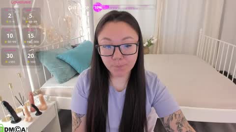 Snapshot of vivien_montclair chatting on June 4, 1:00 am Vivien online show from June 4, 1:00 am