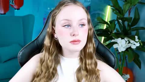 Snapshot of vivienleeigh chatting on November 4, 9:08 am Vivien online show from November 4, 9:08 am