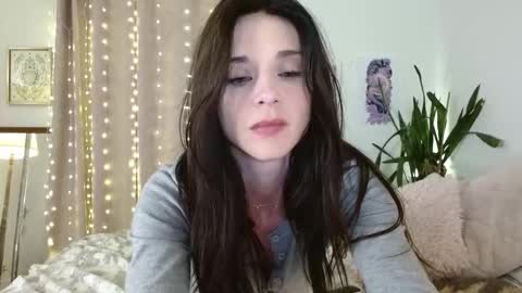 Snapshot of vivienne_rose chatting on November 17, 4:07 am Lillian Rose online show from November 17, 4:07 am