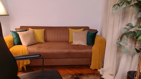 Vivienne online show from November 2, 5:15 pm