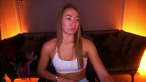 Snapshot of vixenmuse chatting on November 5, 9:15 pm Ur Lady online show from November 5, 9:15 pm