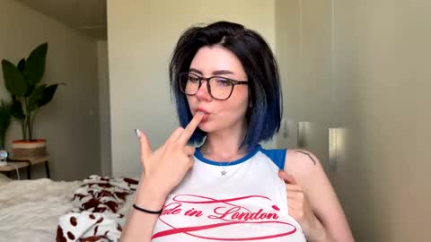 Snapshot of vixenp chatting on June 5, 5:40 pm Polly Online mostly at 9pm-2am UK Time online show from June 5, 5:40 pm