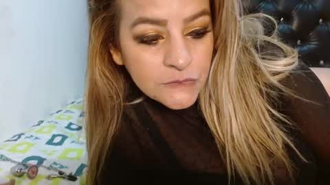 Snapshot of vkleiin chatting on November 14, 1:04 am Venus online show from November 14, 1:04 am