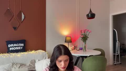 Mia online show from March 5, 11:38 am