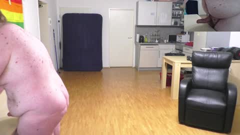 Snapshot of waldw123 chatting on December 18, 2:34 pm Yarlim online show from December 18, 2:34 pm