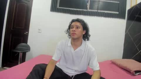 wallis_ online show from December 3, 7:12 pm