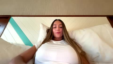 Snapshot of wandathompson_ chatting on April 23, 4:09 pm Wanda online show from April 23, 4:09 pm