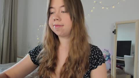 Snapshot of watermelon_sugar_ chatting on January 21, 8:41 am Tess Pls support me with Can we reach 155 my favorite number online show from January 21, 8:41 am