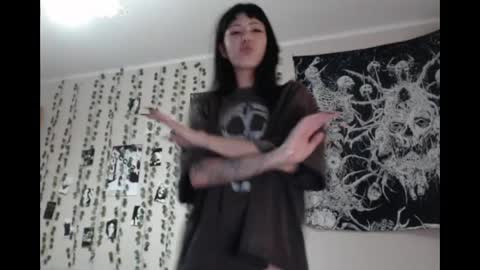 Snapshot of wavy_nights chatting on May 9, 4:56 pm Mina online show from May 9, 4:56 pm