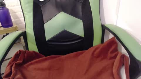 Snapshot of we_n_you chatting on January 20, 2:36 pm Trixie 3 online show from January 20, 2:36 pm