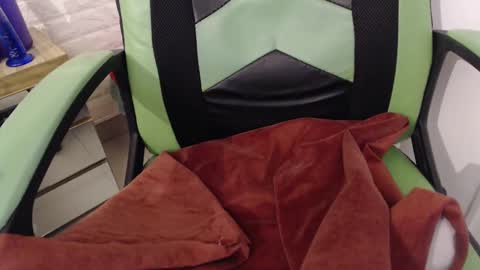 Snapshot of we_n_you chatting on January 21, 1:22 pm Trixie 3 online show from January 21, 1:22 pm