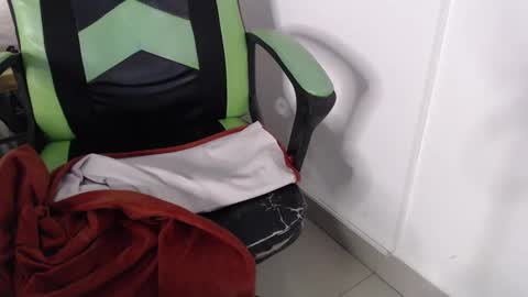 Snapshot of we_n_you chatting on January 24, 4:49 pm Trixie 3 online show from January 24, 4:49 pm