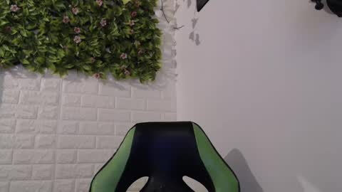 Snapshot of we_n_you chatting on January 27, 5:04 pm Trixie 3 online show from January 27, 5:04 pm