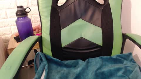 Snapshot of we_n_you chatting on February 1, 12:26 pm Trixie 3 online show from February 1, 12:26 pm