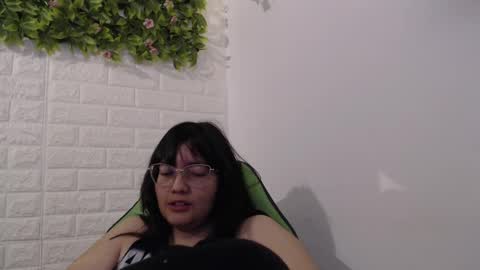 Snapshot of we_n_you chatting on February 14, 2:12 pm Trixie 3 online show from February 14, 2:12 pm