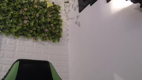 Snapshot of we_n_you chatting on February 14, 11:20 pm Trixie 3 online show from February 14, 11:20 pm