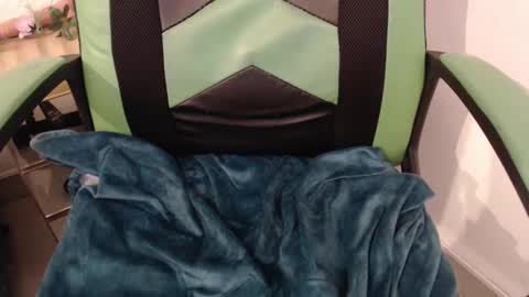 Snapshot of we_n_you chatting on February 15, 12:11 pm Trixie 3 online show from February 15, 12:11 pm