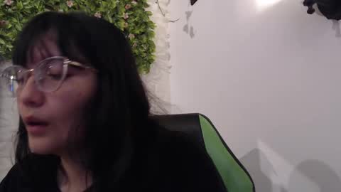 Snapshot of we_n_you chatting on February 19, 1:50 pm Trixie 3 online show from February 19, 1:50 pm