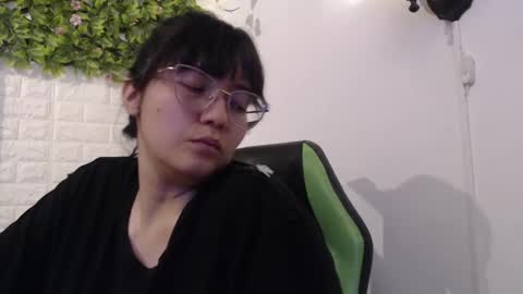 Snapshot of we_n_you chatting on February 20, 7:52 pm Trixie 3 online show from February 20, 7:52 pm