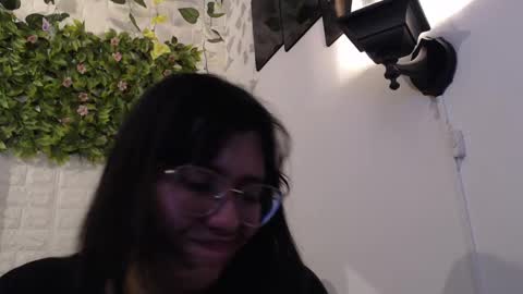 Snapshot of we_n_you chatting on February 28, 8:50 pm Trixie 3 online show from February 28, 8:50 pm