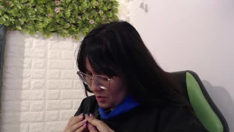 Snapshot of we_n_you chatting on March 6, 5:00 pm Trixie 3 online show from March 6, 5:00 pm