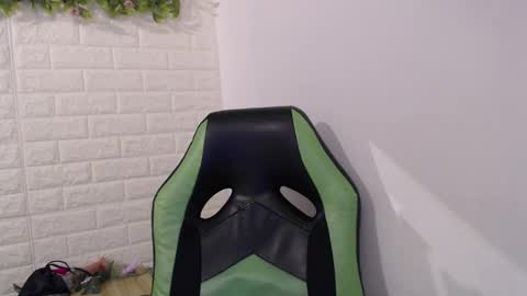 Snapshot of we_n_you chatting on March 10, 6:12 pm Trixie 3 online show from March 10, 6:12 pm