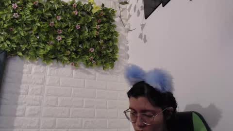 Snapshot of we_n_you chatting on March 12, 1:30 pm Trixie 3 online show from March 12, 1:30 pm