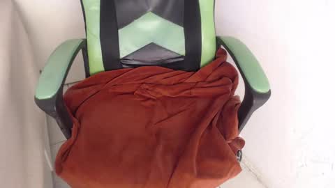 Snapshot of we_n_you chatting on October 1, 1:11 am Trixie 3 online show from October 1, 1:11 am