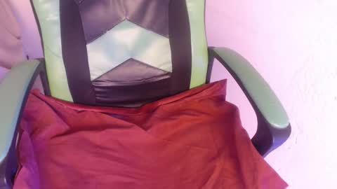 Snapshot of we_n_you chatting on October 21, 1:45 pm Trixie 3 online show from October 21, 1:45 pm