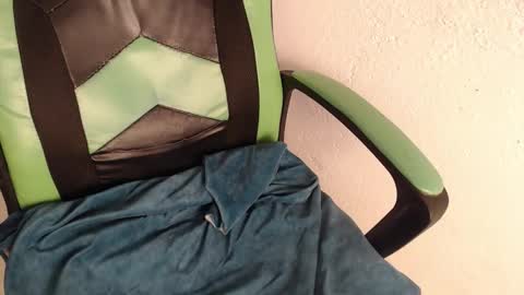 Snapshot of we_n_you chatting on November 18, 6:45 pm Trixie 3 online show from November 18, 6:45 pm