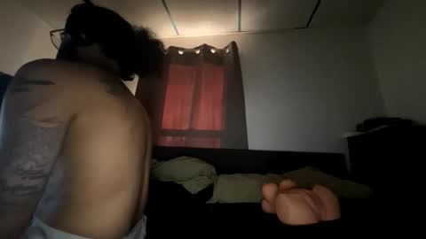 Snapshot of webthrow chatting on November 8, 8:51 pm ShootingWebs online show from November 8, 8:51 pm