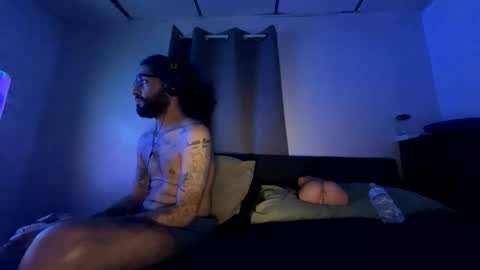 Snapshot of webthrow chatting on November 14, 8:35 am ShootingWebs online show from November 14, 8:35 am