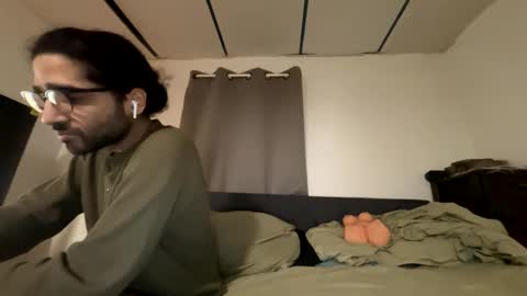 Snapshot of webthrow chatting on December 3, 5:59 am ShootingWebs online show from December 3, 5:59 am