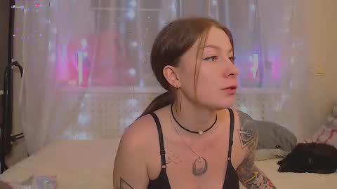 Snapshot of weed_princesss chatting on January 15, 3:05 pm moon online show from January 15, 3:05 pm