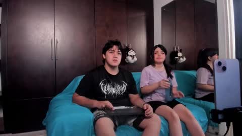 Snapshot of weemilyandandrew chatting on March 2, 3:52 am EMILY ANDREW online show from March 2, 3:52 am