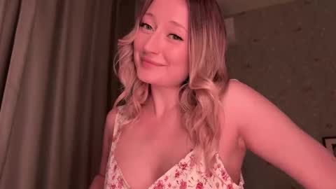 Snapshot of wendy_amber chatting on October 1, 5:19 pm Daisy online show from October 1, 5:19 pm