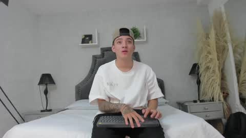 Snapshot of wesley_boyy_ chatting on May 23, 8:24 pm Wesley online show from May 23, 8:24 pm