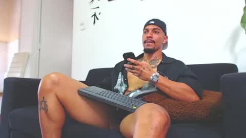 Snapshot of wesleyrogger chatting on December 6, 9:35 pm Wesley Rogger online show from December 6, 9:35 pm