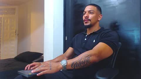 Snapshot of wesleyrogger chatting on October 5, 10:18 pm Wesley Rogger online show from October 5, 10:18 pm