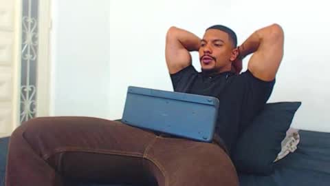 Snapshot of wesleyrogger chatting on October 27, 9:52 pm Wesley Rogger online show from October 27, 9:52 pm