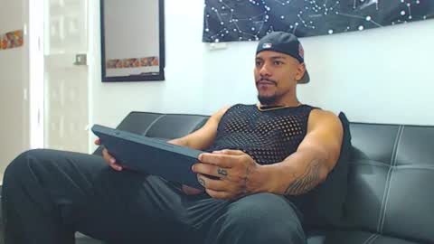 Snapshot of wesleyrogger chatting on November 11, 10:10 pm Wesley Rogger online show from November 11, 10:10 pm