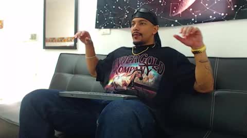 Snapshot of wesleyrogger chatting on November 23, 5:13 pm Wesley Rogger online show from November 23, 5:13 pm