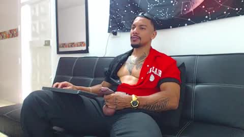 Snapshot of wesleyrogger chatting on November 28, 9:17 pm Wesley Rogger online show from November 28, 9:17 pm