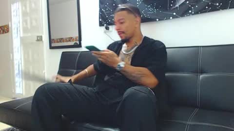 Snapshot of wesleyrogger chatting on November 29, 10:35 pm Wesley Rogger online show from November 29, 10:35 pm