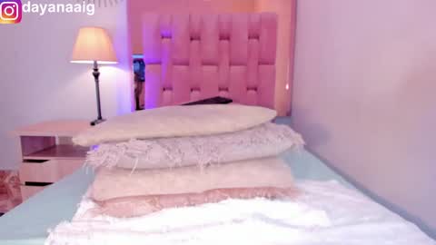 Snapshot of whiite_snow_ chatting on October 4, 3:43 pm Sara online show from October 4, 3:43 pm