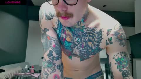 Snapshot of white_king999 chatting on November 17, 3:45 am Max online show from November 17, 3:45 am